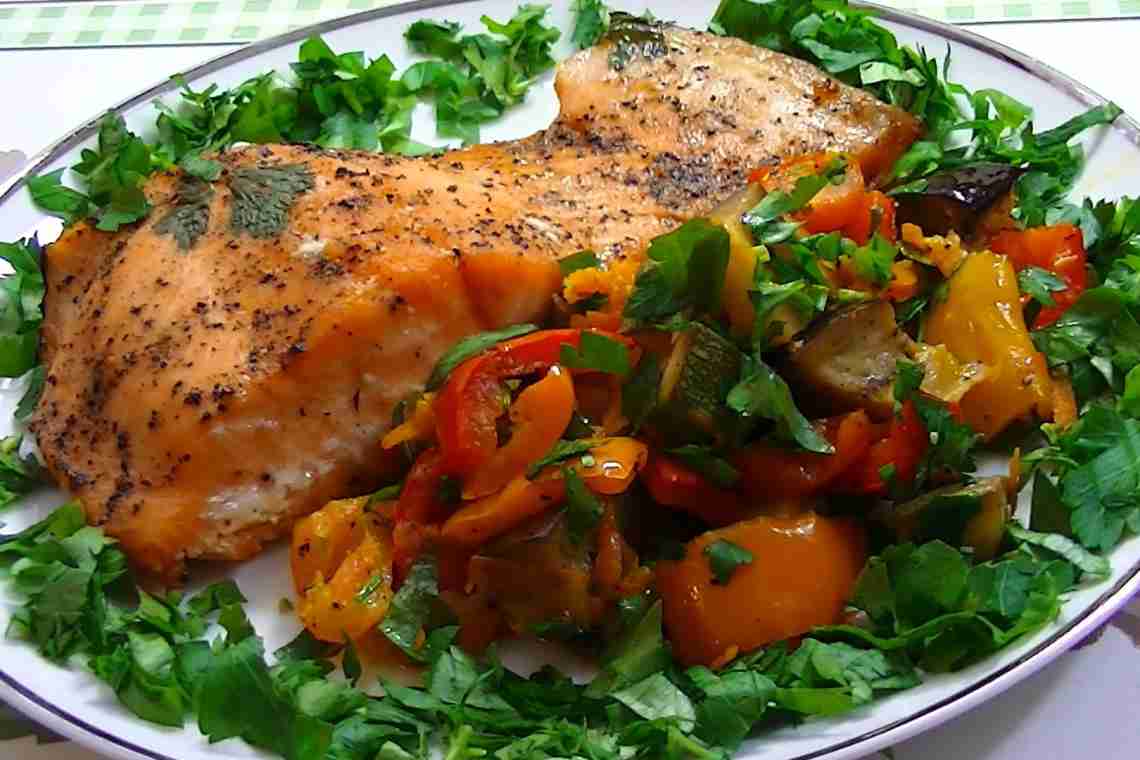 Как готовится рыба, запеченная с овощами в духовке