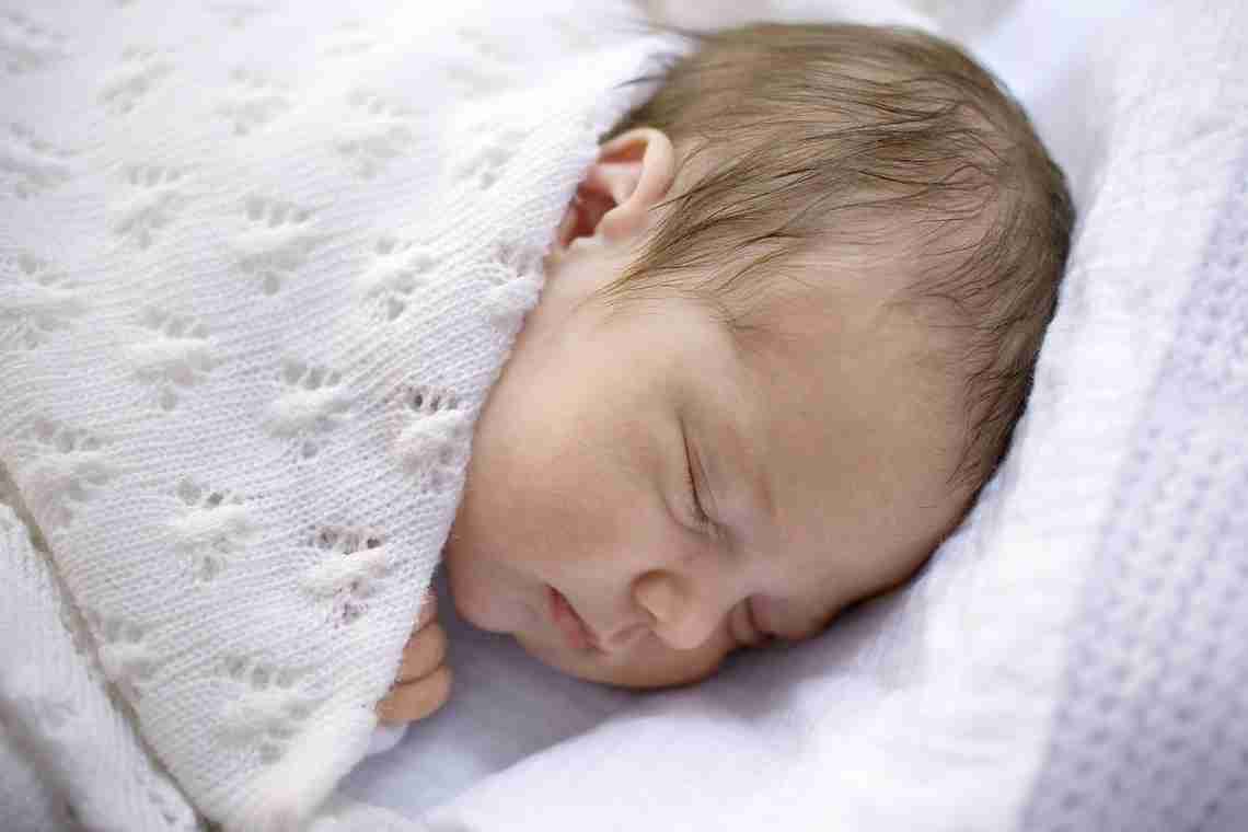 Почему вздрагивает во сне новорожденный?