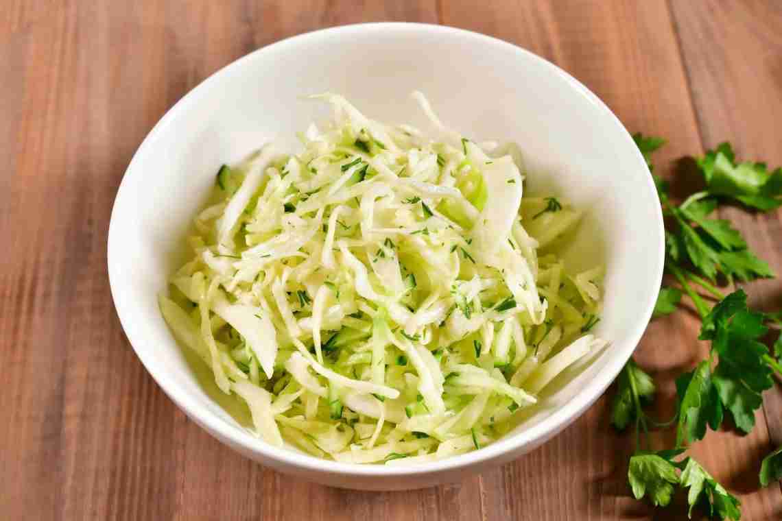 Зелений салат з капусти і огірка