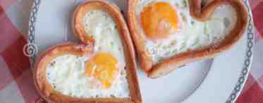 Завтрак с любовью: сосиска в виде сердца с яйцом
