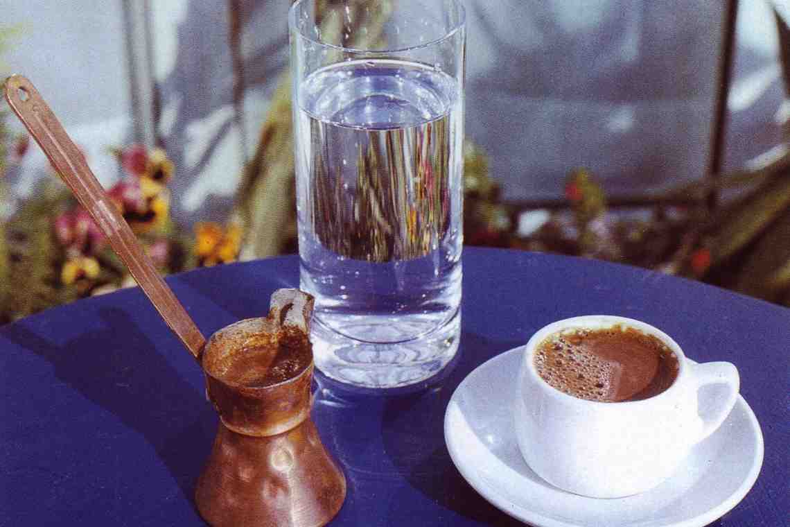 Вместо кофе вода. Оригинальная подача кофе. Вода в чашке. Кофе и вода. Кофе и стакан воды.