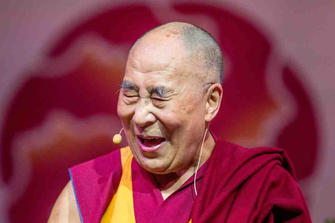 Далай-Лама смеется