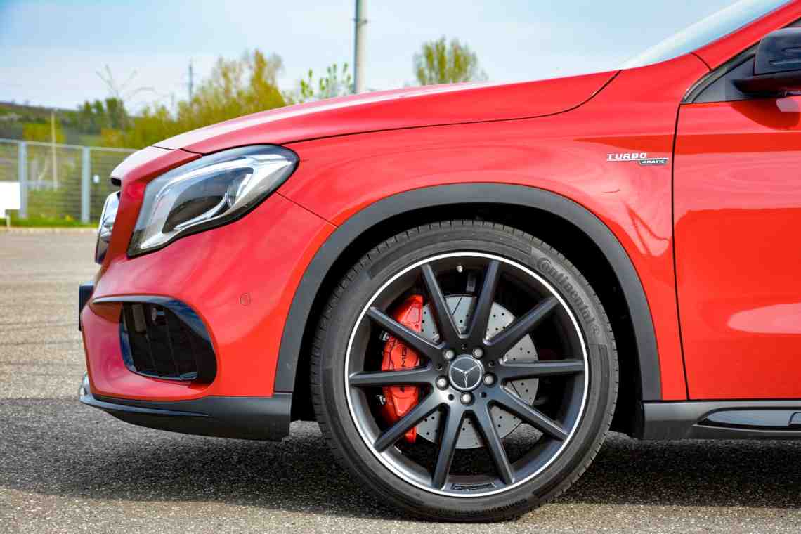 Диски закрывают. GLA 45 AMG r18. GLA AMG 18r. Mercedes GLA AMG на 20 дисках. Mercedes Benz GLA на 20 дисках.