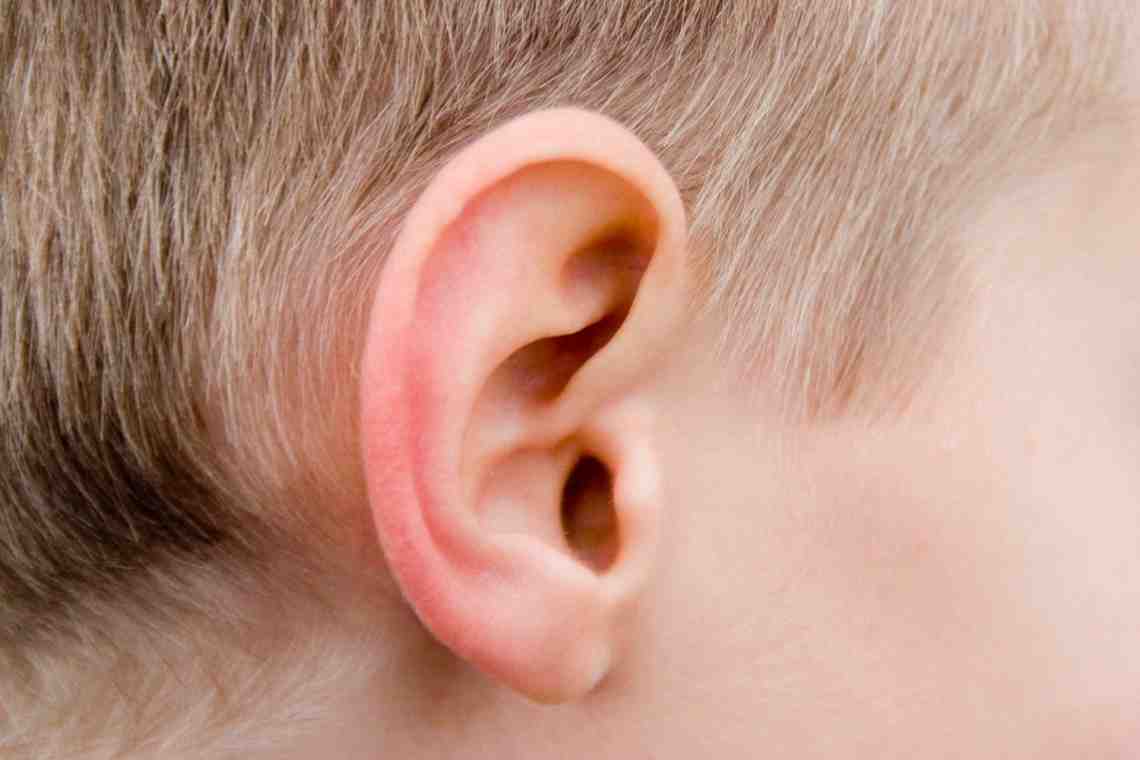 Шишка за ухом у ребенка