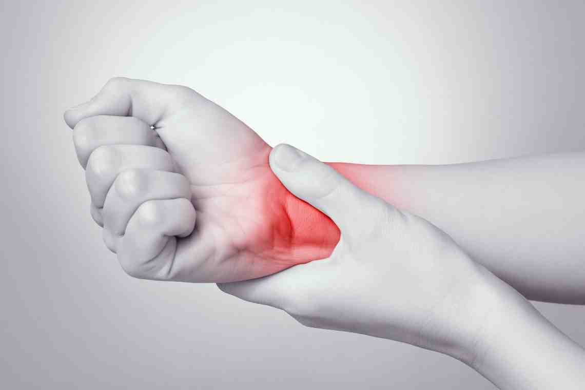 Боли в запястьях рук: причины и лечение