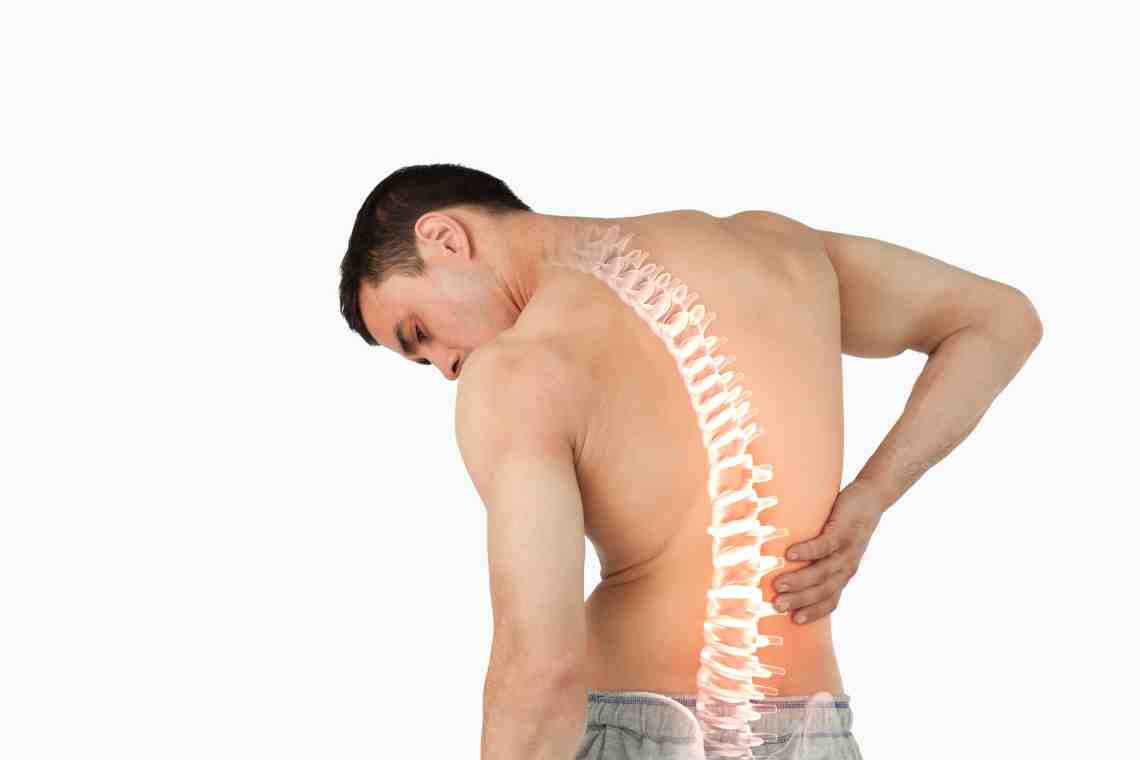Надорвал спину: симптомы, что делать, как лечить в домашних условиях