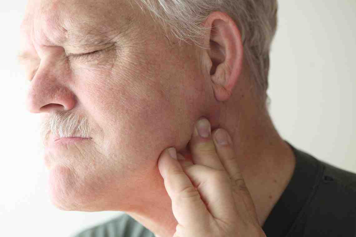 Опухла мочка уха: возможные причины, симптомы, лечение и возможные последствия