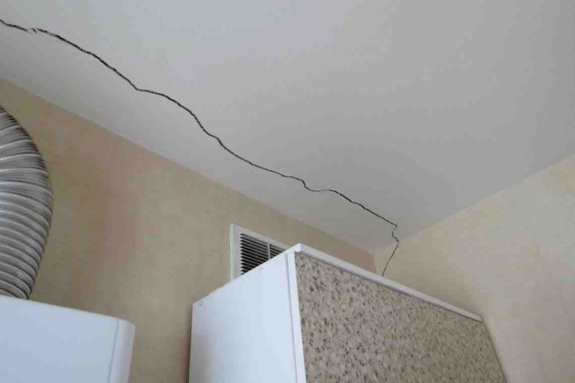 Как заделать трещину на потолке