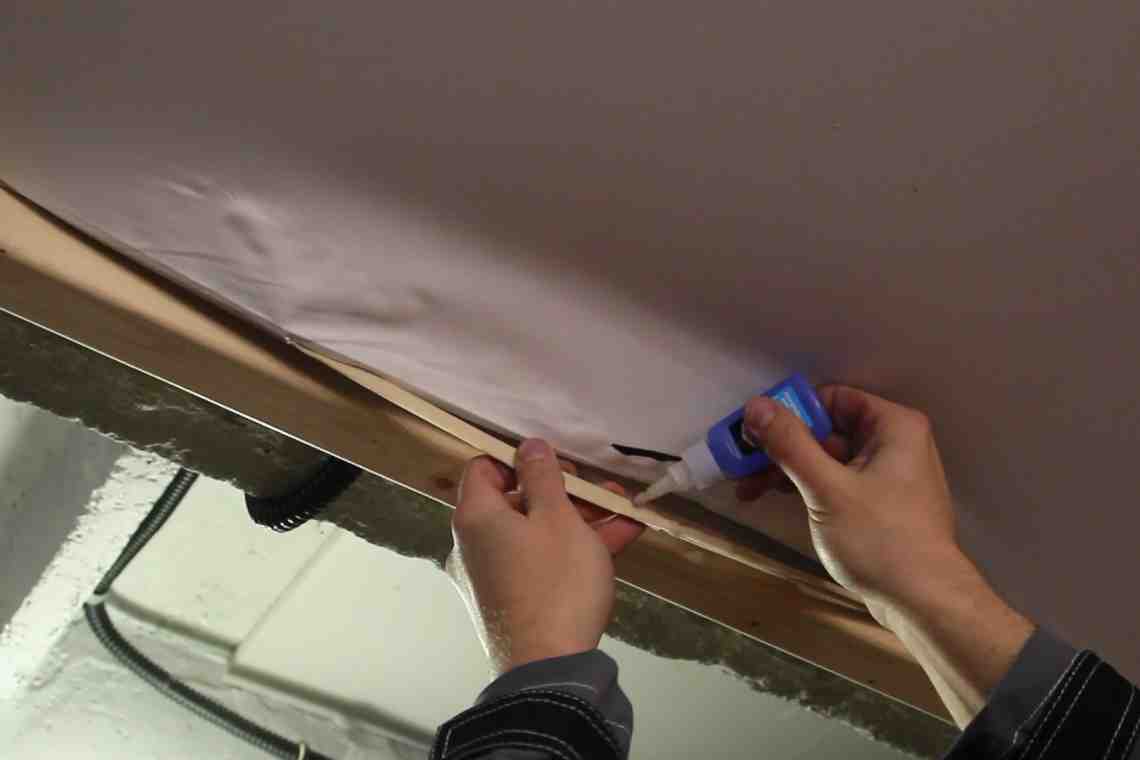 Как отремонтировать натяжной потолок