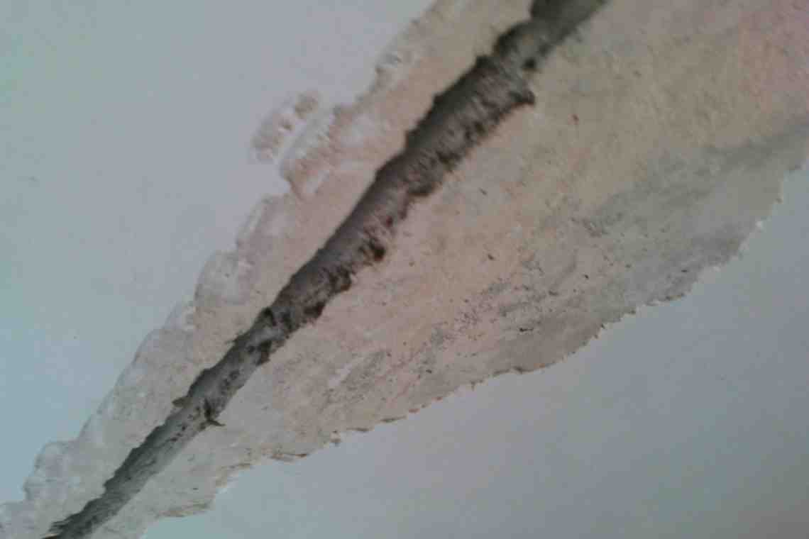Как убрать трещины на потолке
