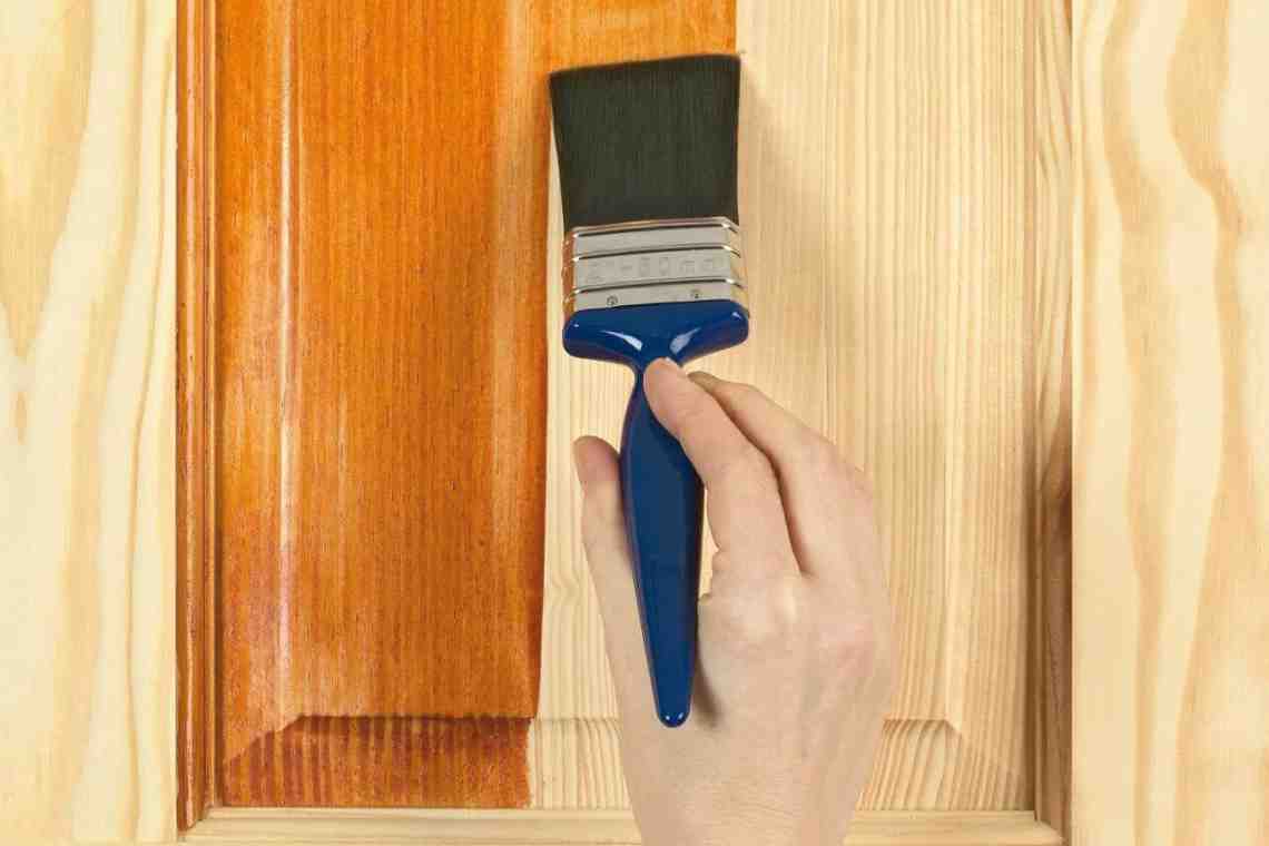 Как покрасить дверь лаком