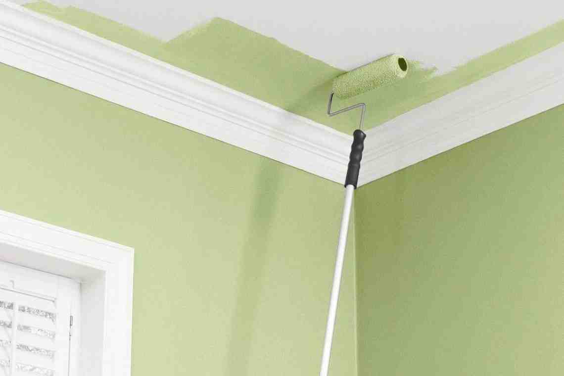 Как покрасить побеленный потолок