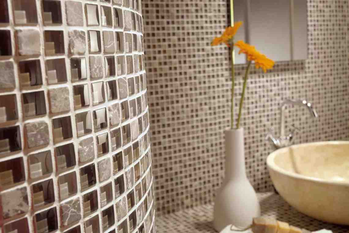 Как украсить стены в ванной мозаикой