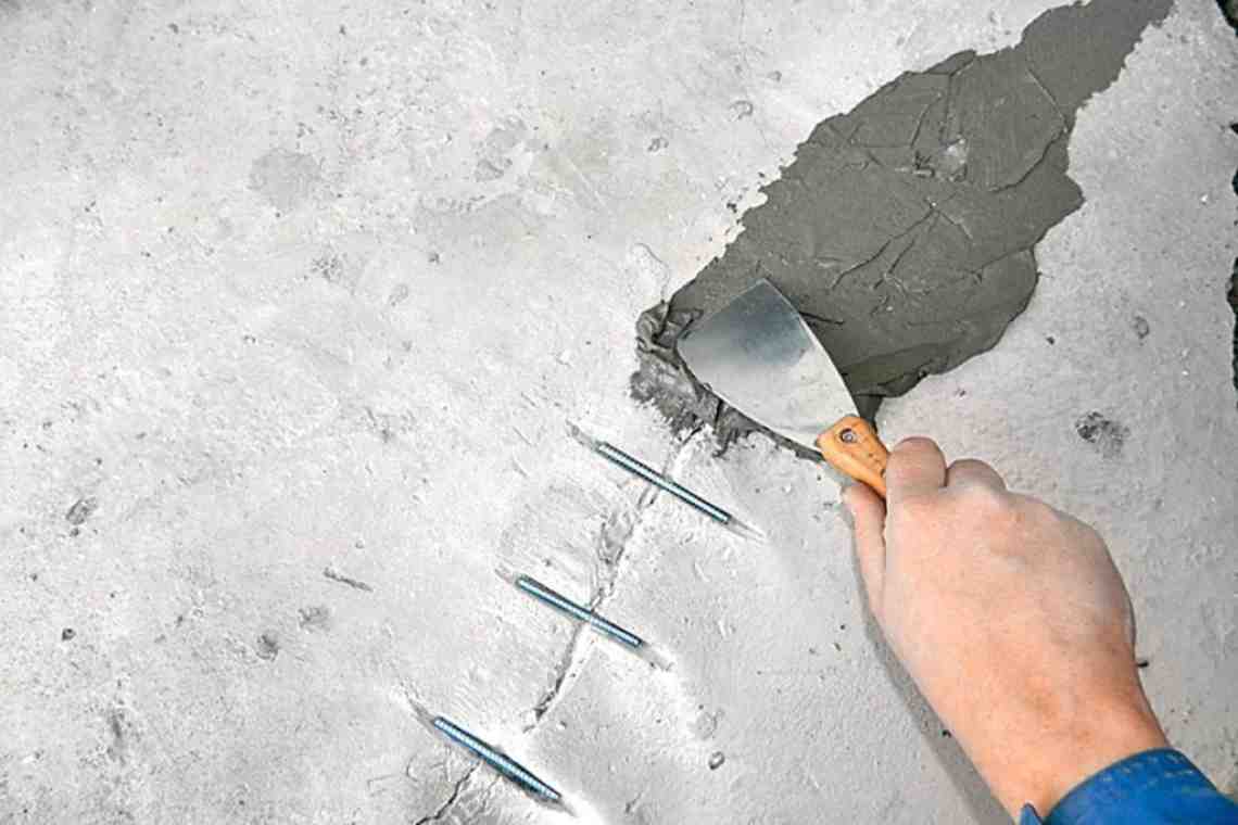 Как реставрировать стену, если обои отходят вместе с цементом