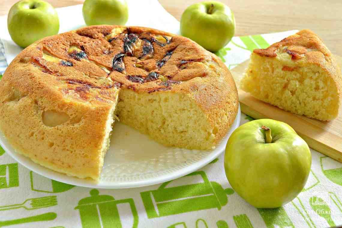 Бисквит с яблоками: способы приготовления и варианты