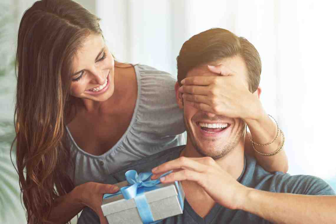 Почему женщина обязана дарить подарки мужчине