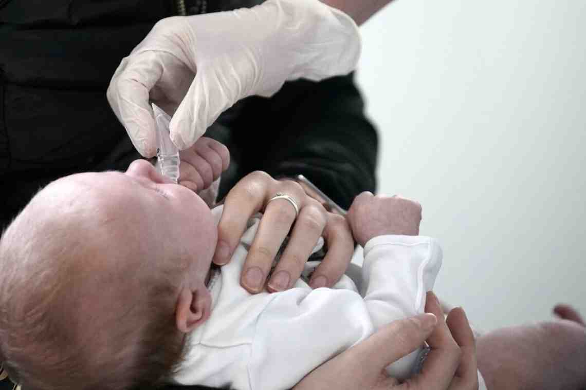 Прививка новорожденному. Прививки младенцам в роддоме. Вакцинация новорожденных фото. БЦЖ новорожденному в роддоме. Вакцины в роддоме