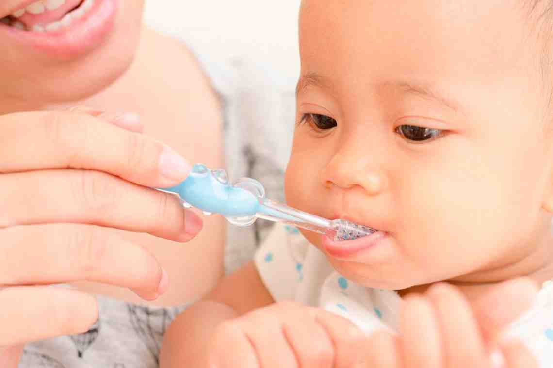 До какого возраста ребенку нужно чистить зубы детской пастой