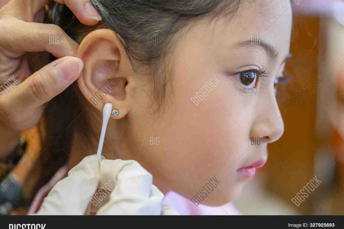 Надо ли прокалывать уши маленькой девочке