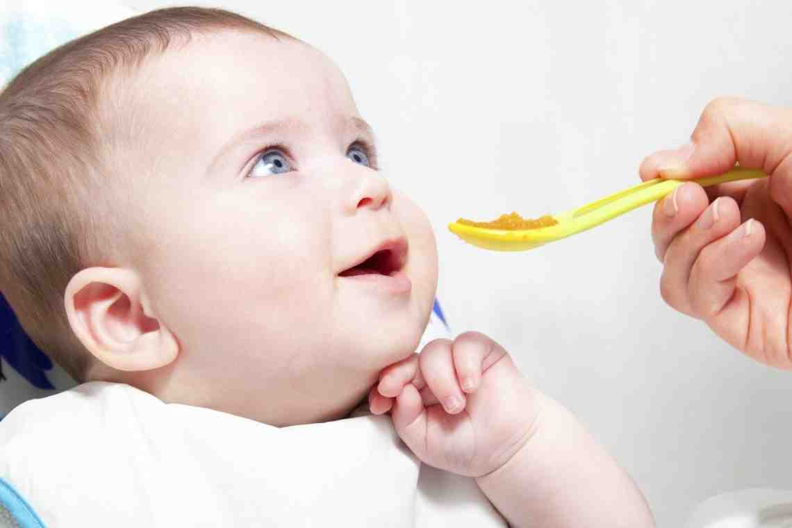 Как кормить годовалого ребёнка: от молочного к полноценной пище