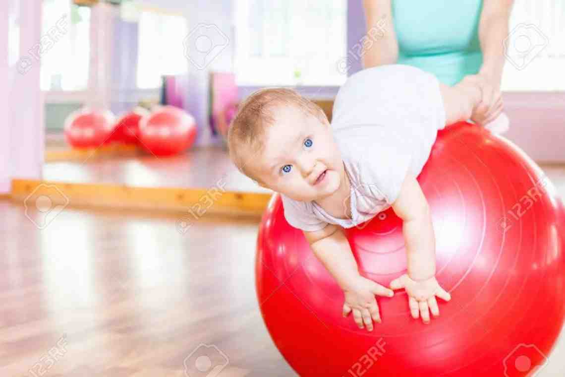 Упражнения на мяче для грудничков – полезно и весело