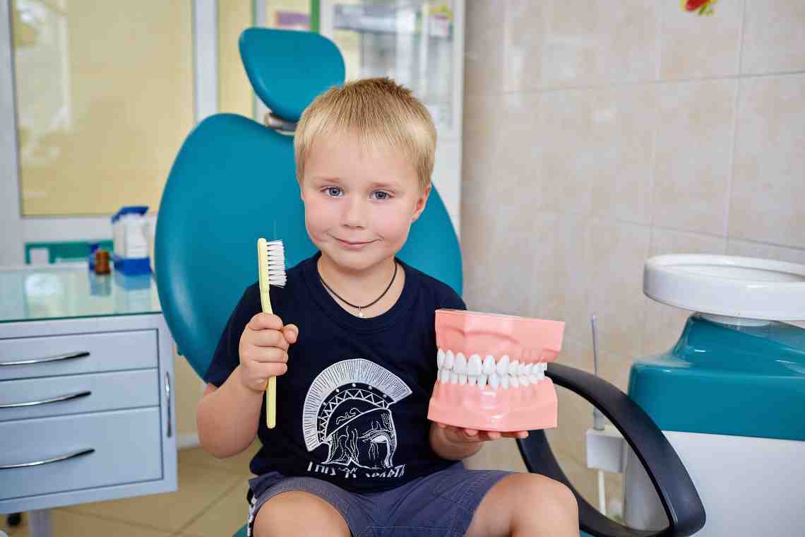 Как правильно выбрать зубную щетку для годовалого ребенка