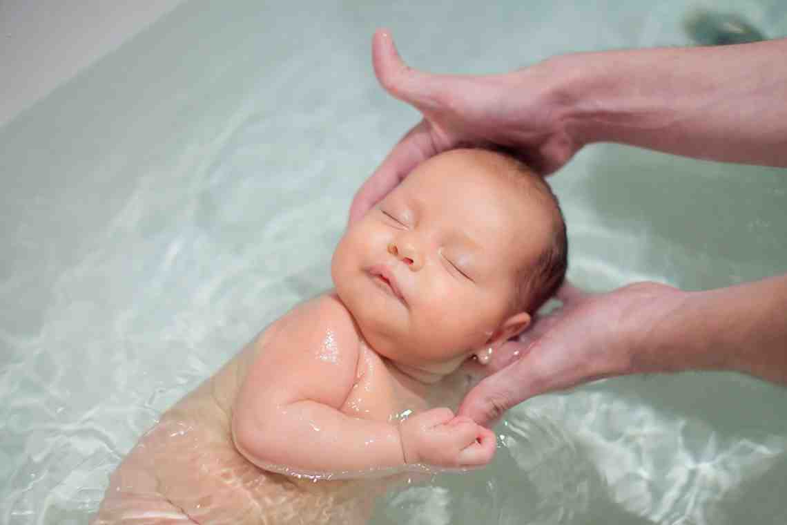 Когда можно купать новорожденного