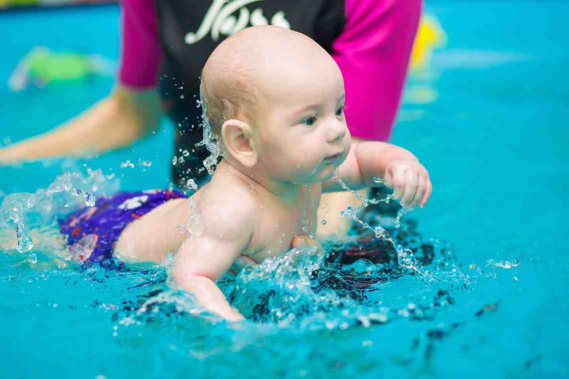 Как научить грудного ребенка плавать