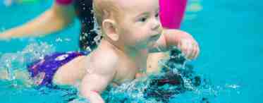 Как научить грудного ребенка плавать