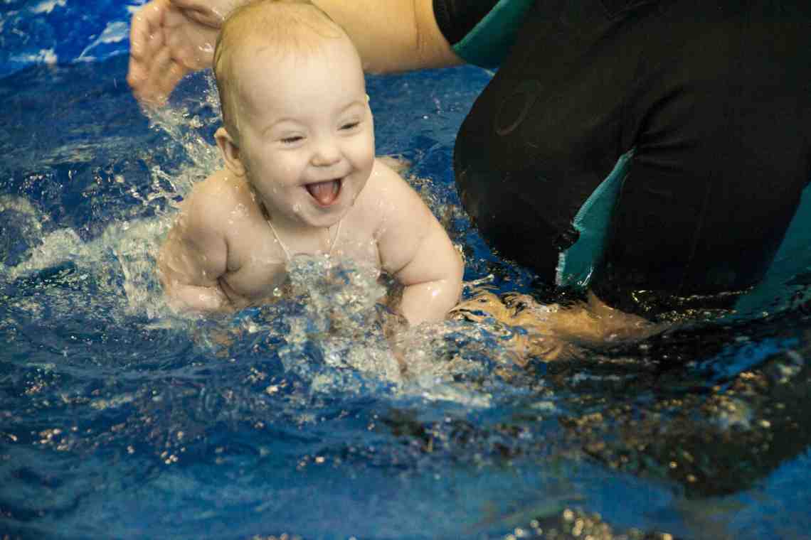 Как научить новорожденного плавать