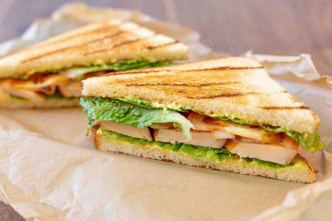 Сэндвичи в новом исполнении: вырезаю их в форме ёлочки из стопки хлеба