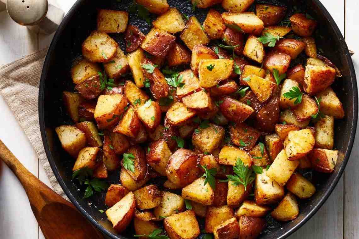 Жареная картошка с кожурой на сковороде