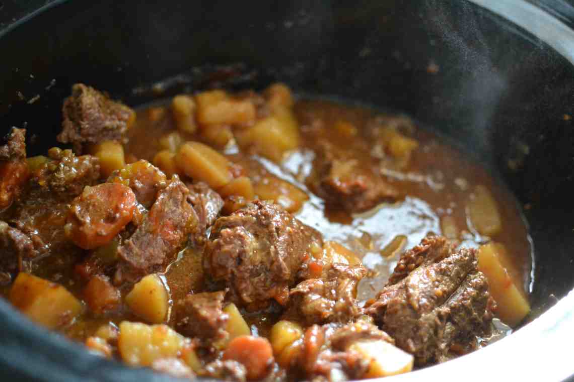 Как вкусно потушить говядину на сковороде: особенности приготовления, лучшие рецепты и отзывы