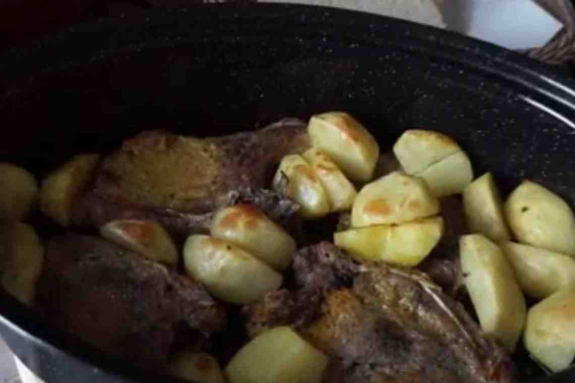 Свиная шейка с картошкой в духовке: рецепт и способ приготовления