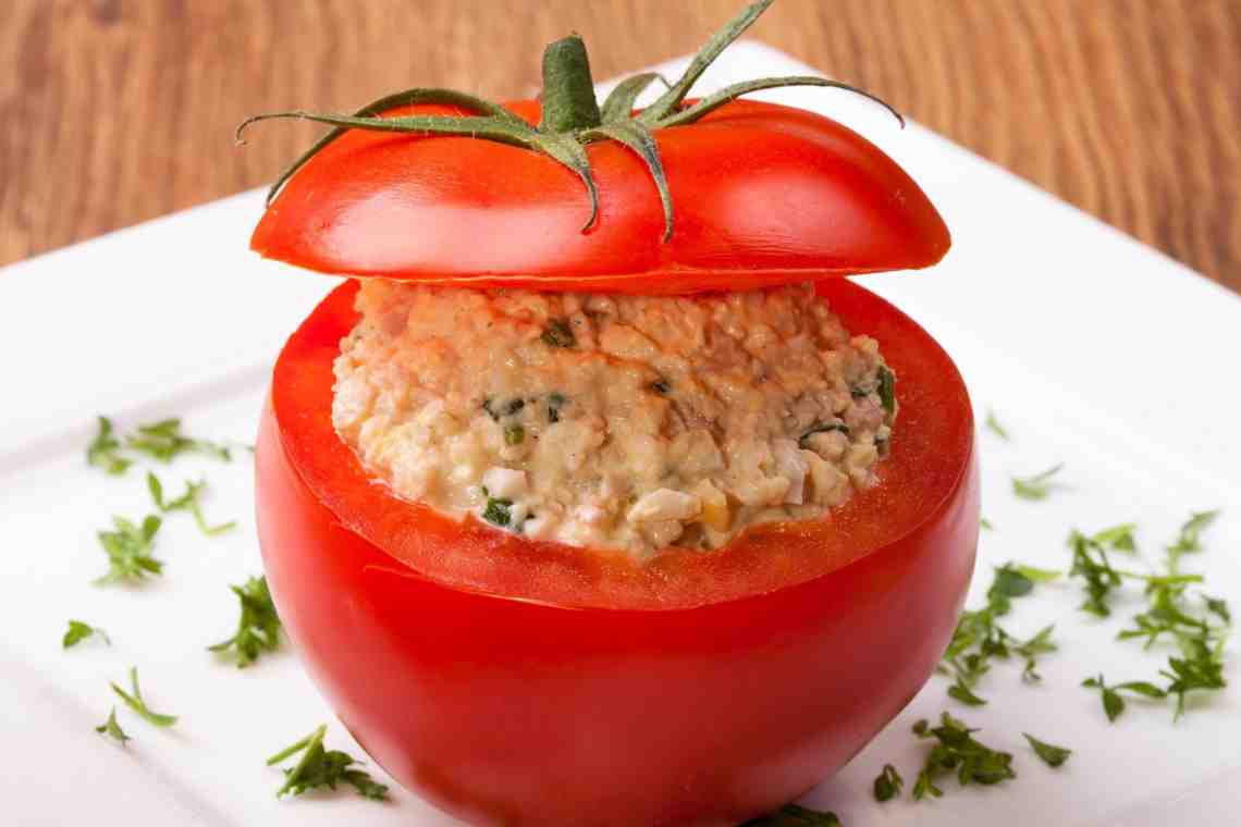 Красивое блюдо к праздничному столу: фаршированные помидоры сыром или курицей