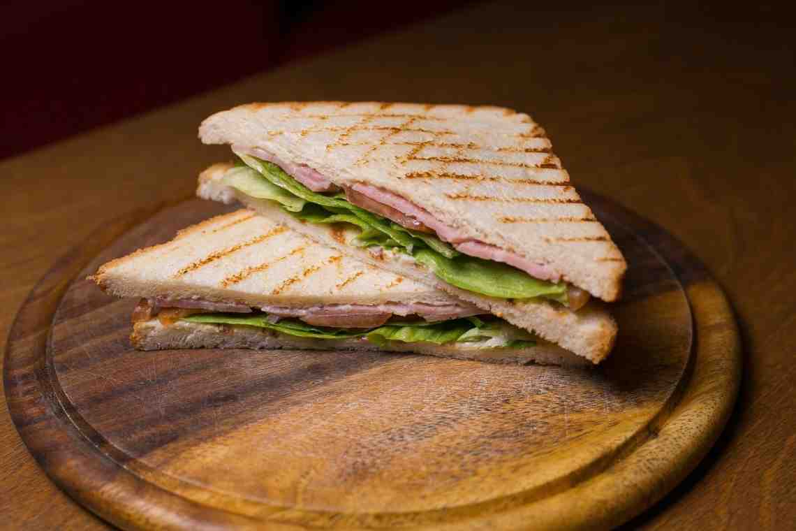 Классический сэндвич (с ветчиной и сыром) - отличный вариант для сытного завтрака