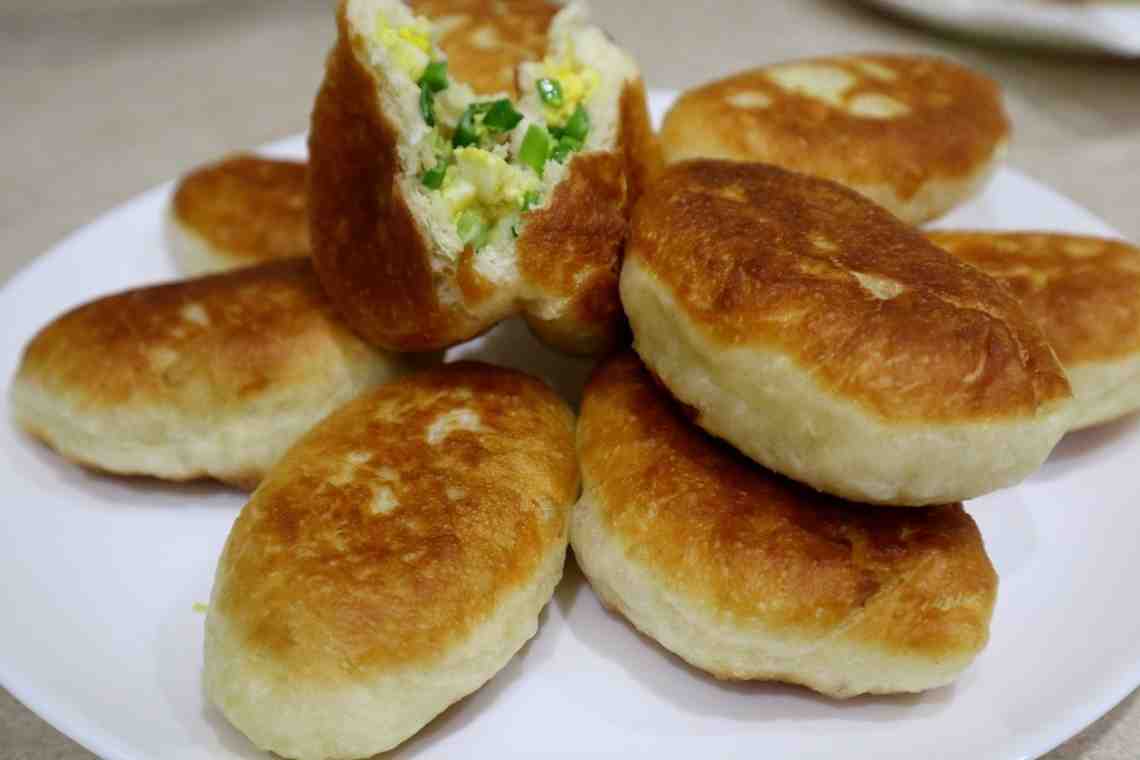 Пирожки с луком и яйцом на сковороде: рецепт