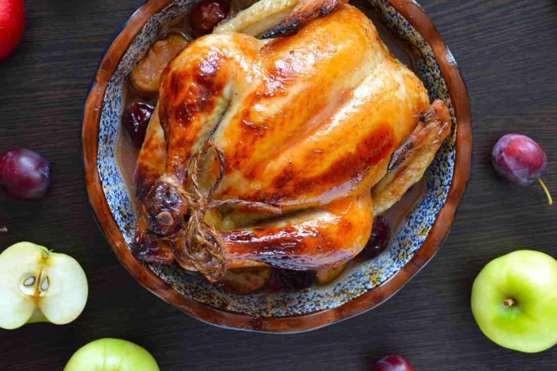 Рецепт курицы фаршированной черносливом, яблоками и другими вкусностями.