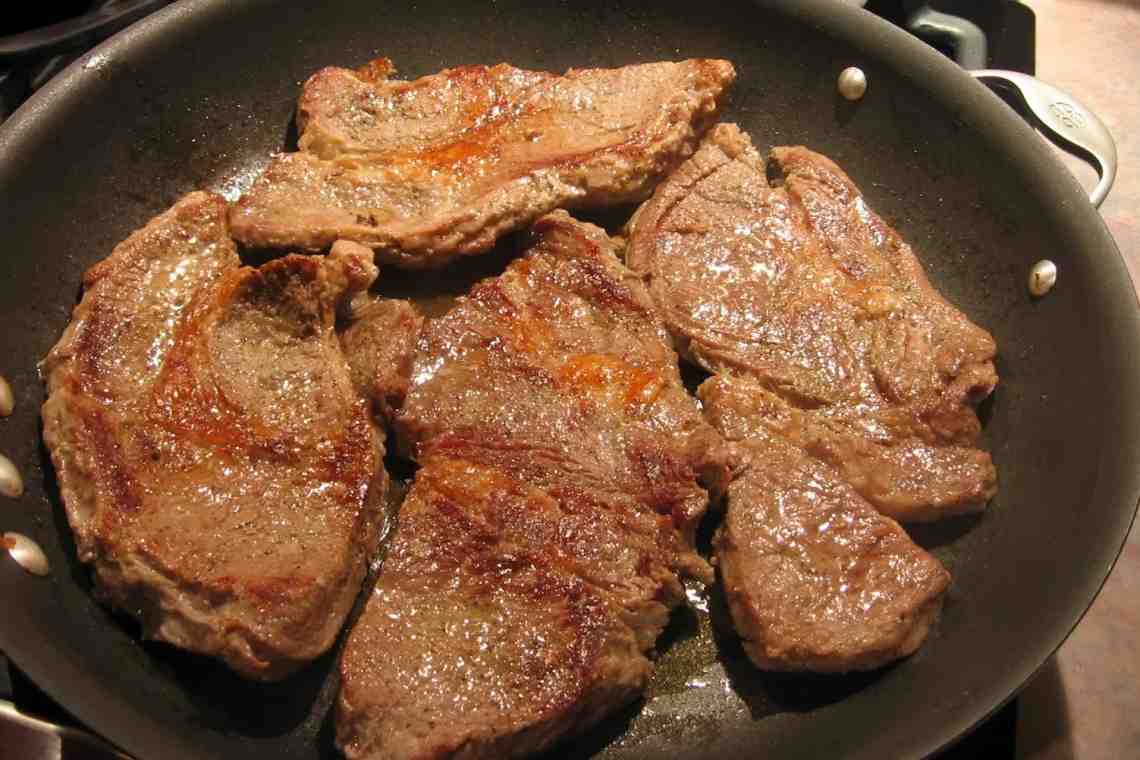 Как пожарить мясо свинины на сковороде: рецепты и особенности