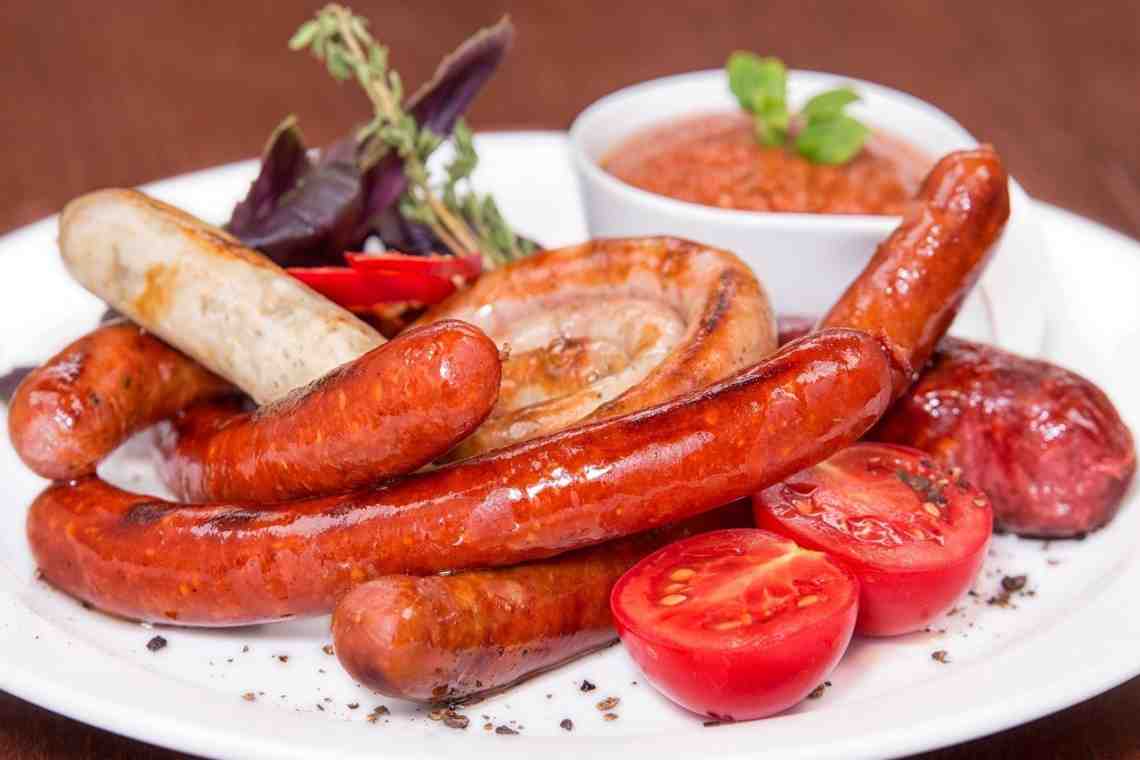 Как приготовить баварские колбаски и с чем их подать на стол