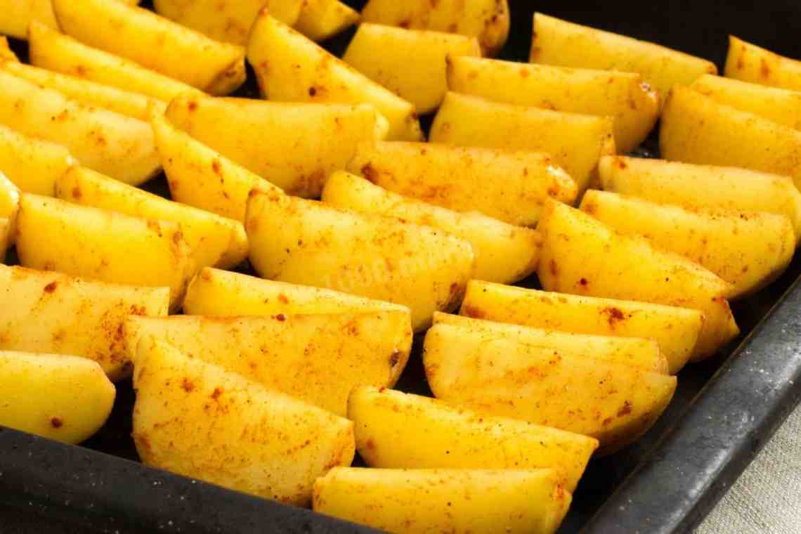 Как готовится картошка дольками, запеченная в духовке?