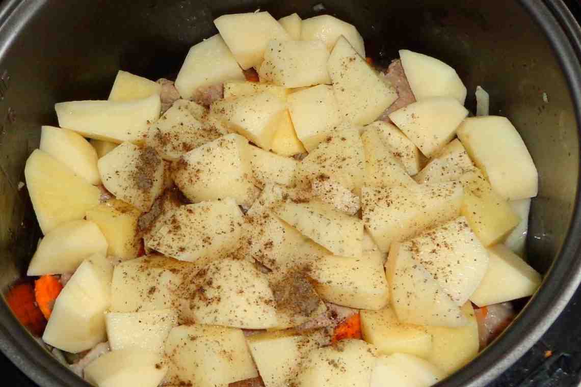 Как быстро и вкусно запечь картошку в мультиварке?