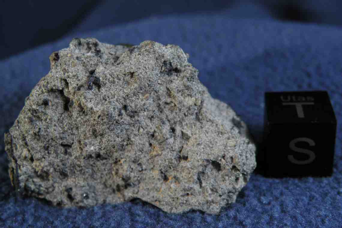 Кристаллическое соединение в метеорите