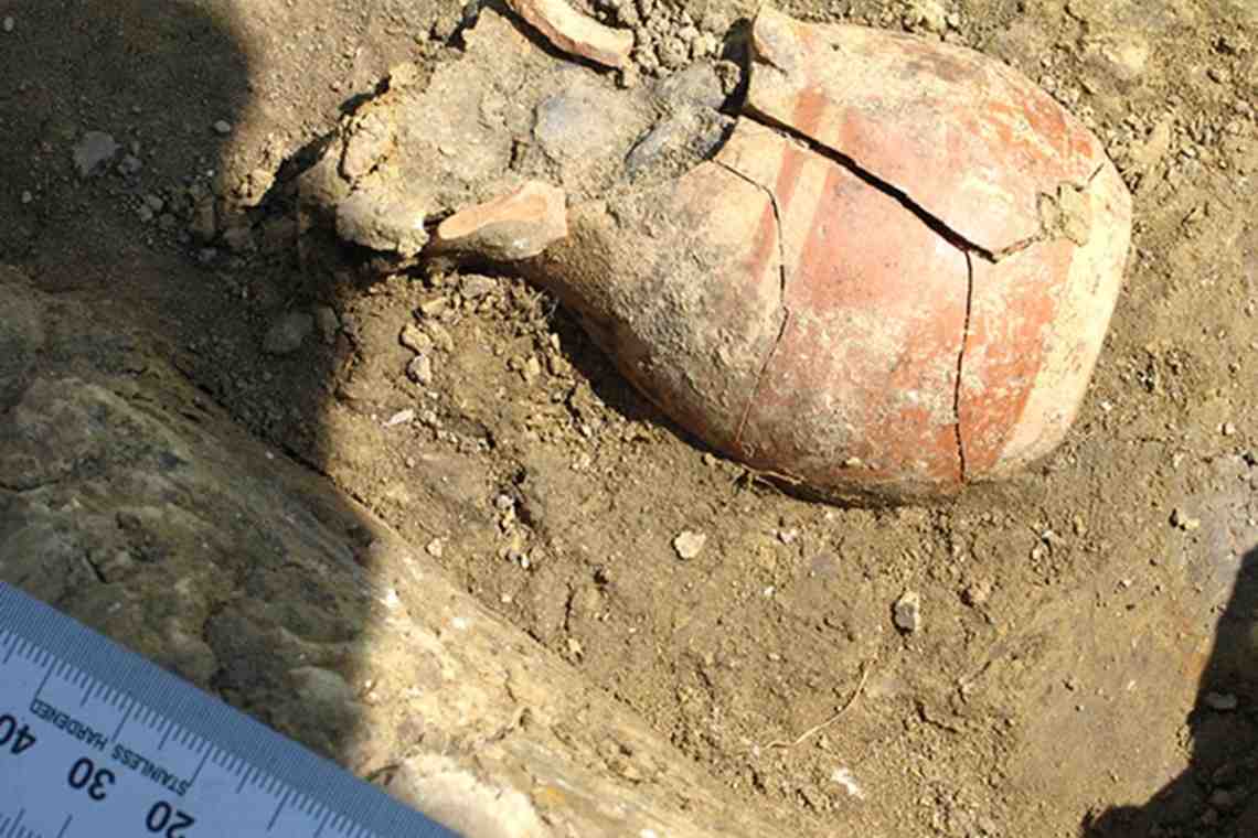 Греческие археологи обнаружили золотой клад в древней могиле
