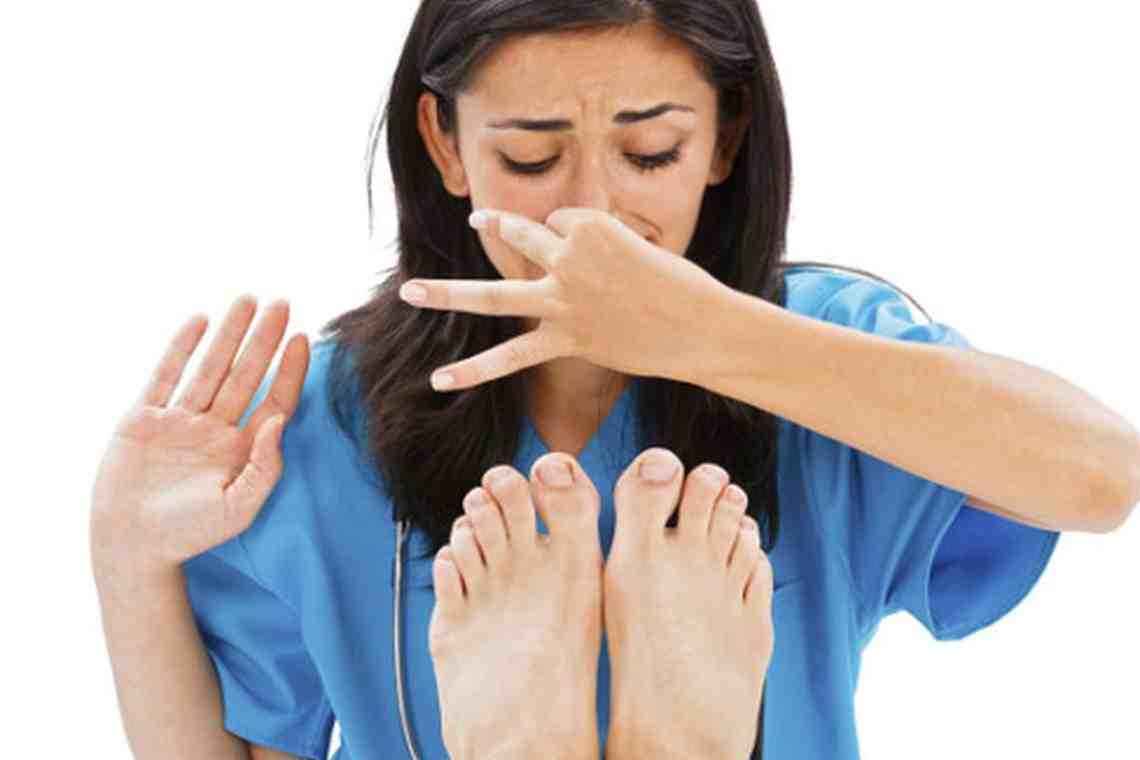 Вас мучает неприятный запах ног? Как избавиться простыми способами: несколько рекомендаций