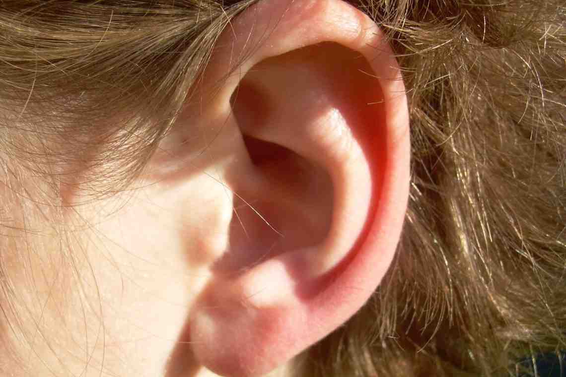 Шишки за ушами у ребенка: почему они появляются?