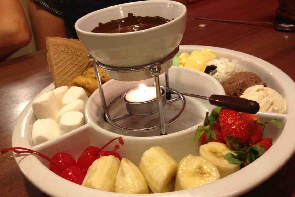 Шоколадное фондю - самый модный и веселый десерт