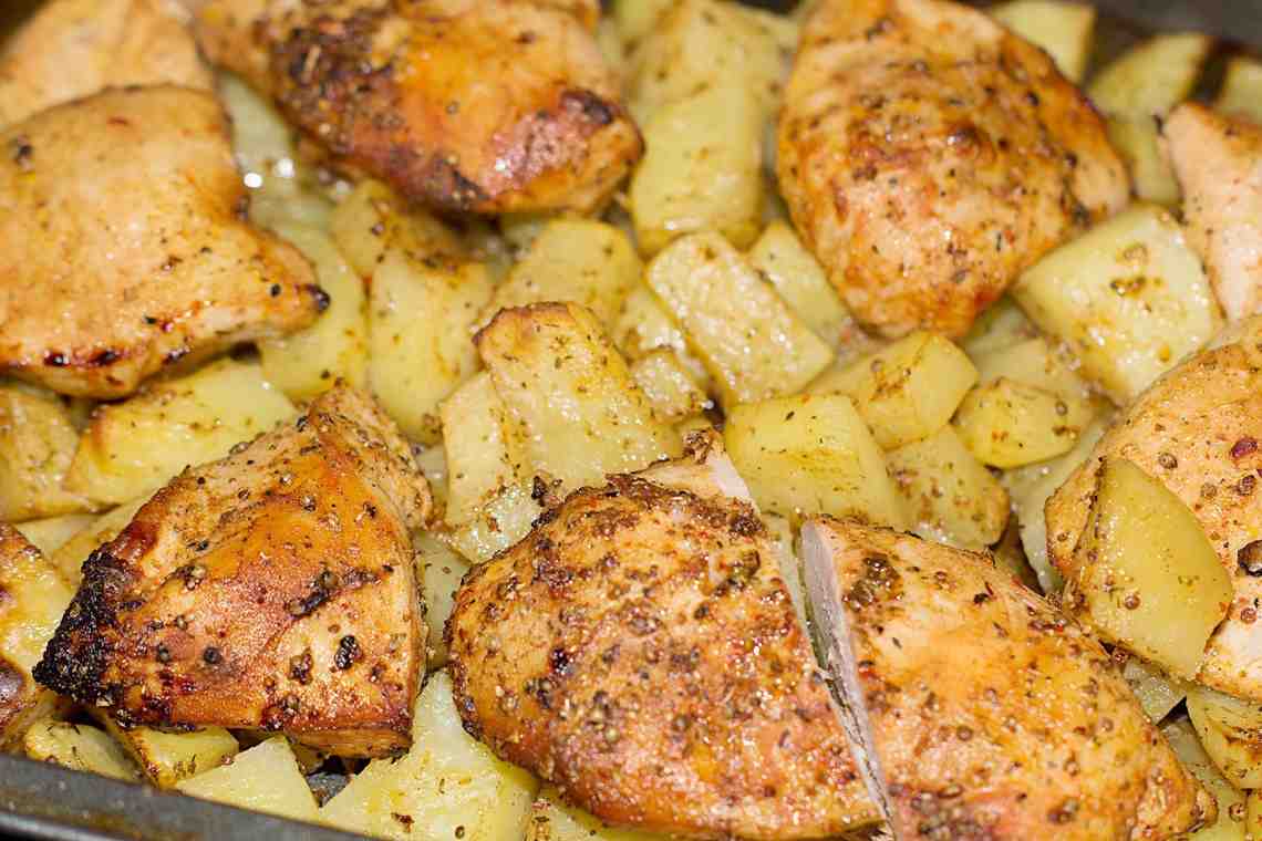 Как запечь курицу с картошкой: варианты приготовления и рецепты