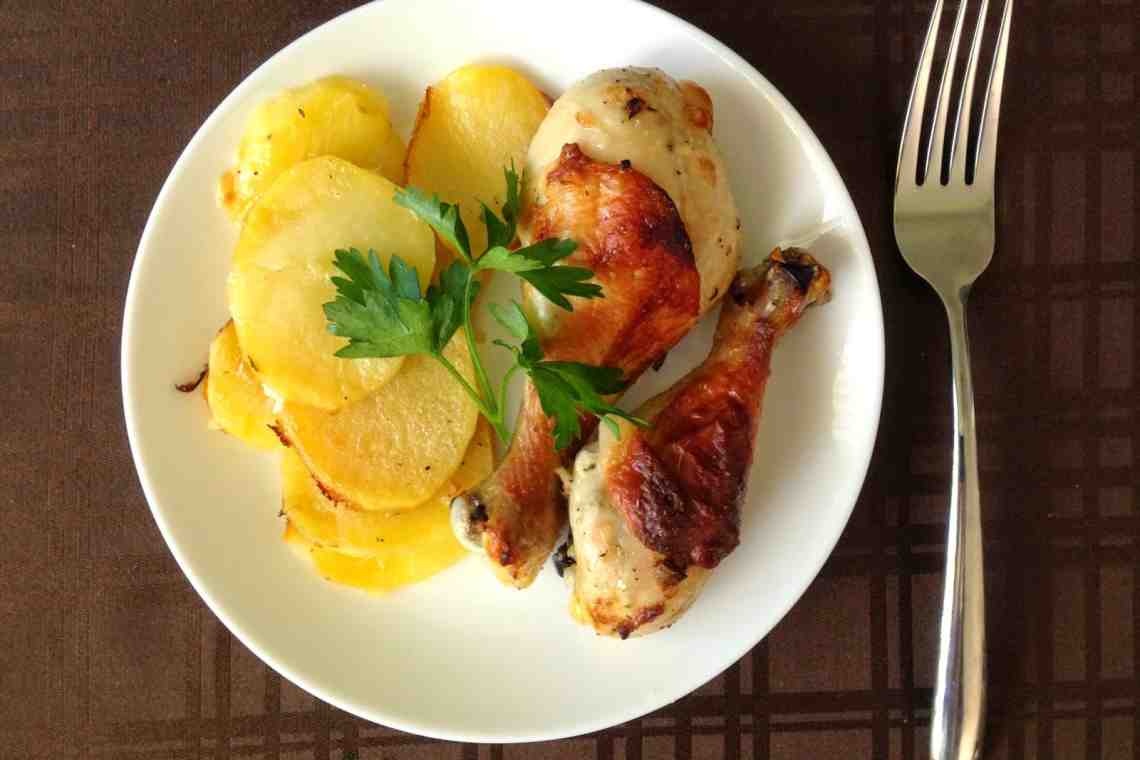 Полезный обед – куриные ножки с картошкой в рукаве