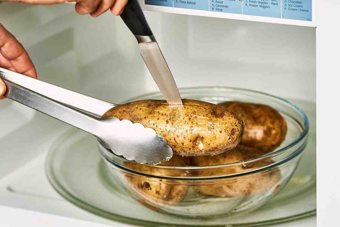 Узнайте, как варить картошку в микроволновке.
